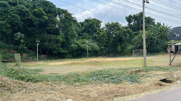 Marcio Pacele celebra ação de limpeza em campo de futebol no bairro Mato Grosso 19 Marcio Pacele celebra ação de limpeza em campo de futebol no bairro Mato Grosso