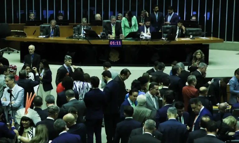 Relator muda regras na PEC do corte de gastos para supersalários 18 Relator muda regras na PEC do corte de gastos para supersalários