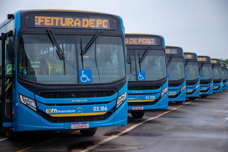 Ônibus do transporte coletivo da capital estão 100% parados