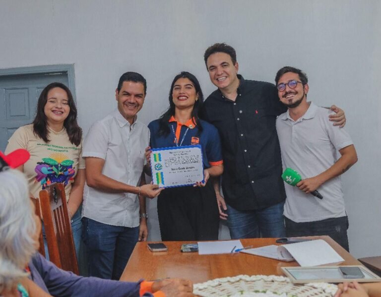 Deputado Cássio Gois entrega voto de louvor a jovem de Cacoal por destaque no Programa Jovem Senador 2024 12 Deputado Cássio Gois entrega voto de louvor a jovem de Cacoal por destaque no Programa Jovem Senador 2024