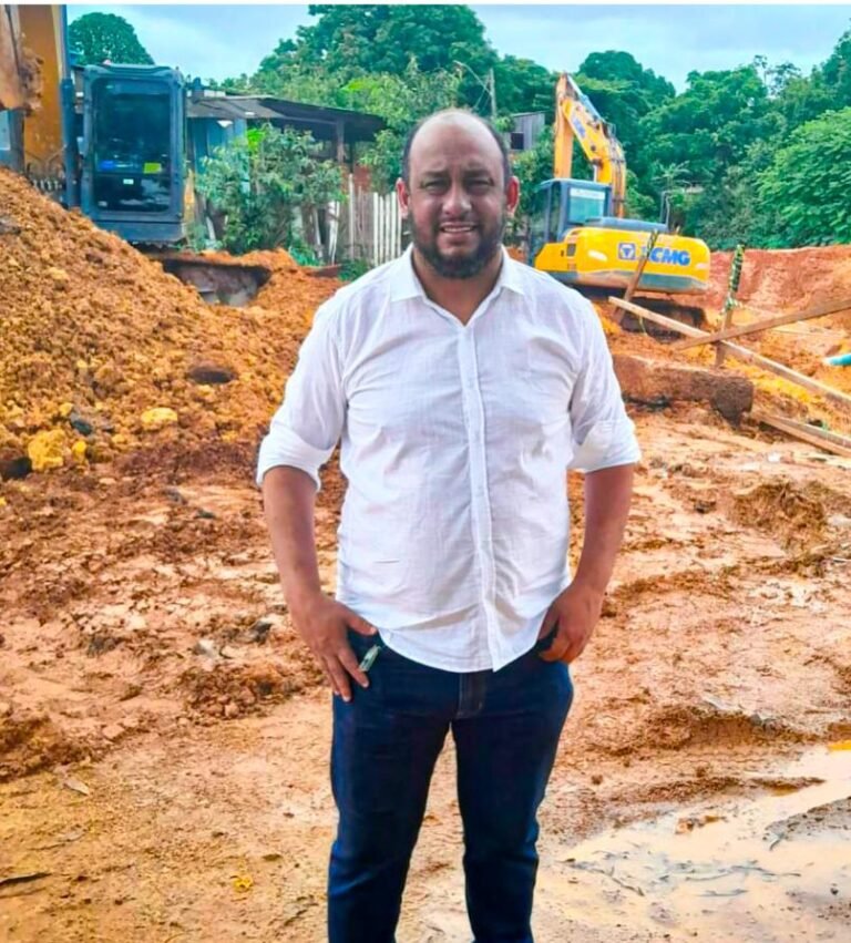 Vereador Wanoel Martins requer e prefeitura inicia desobstrução e limpeza de canal 4 Vereador Wanoel Martins requer e prefeitura inicia desobstrução e limpeza de canal