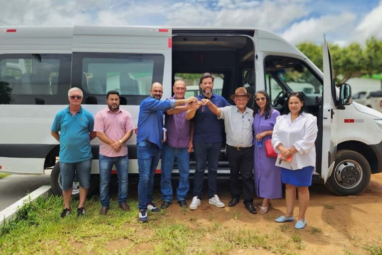 Deputado Delegado Camargo entrega van para reforçar a saúde de Cacaulândia 15 Deputado Delegado Camargo entrega van para reforçar a saúde de Cacaulândia