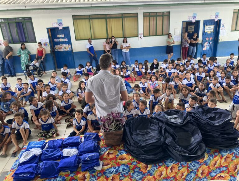 Estudantes recebem uniformes produzidos em projeto de ressocialização com emenda parlamentar 14 Estudantes recebem uniformes produzidos em projeto de ressocialização com emenda parlamentar