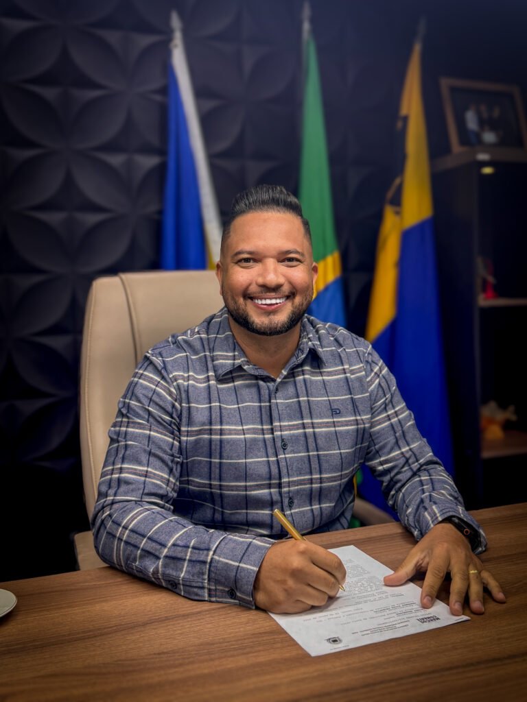 Vereador Fernando Silva comemora sanção da lei que institui a Atividade Delegada em Porto Velho 11 Vereador Fernando Silva comemora sanção da lei que institui a Atividade Delegada em Porto Velho