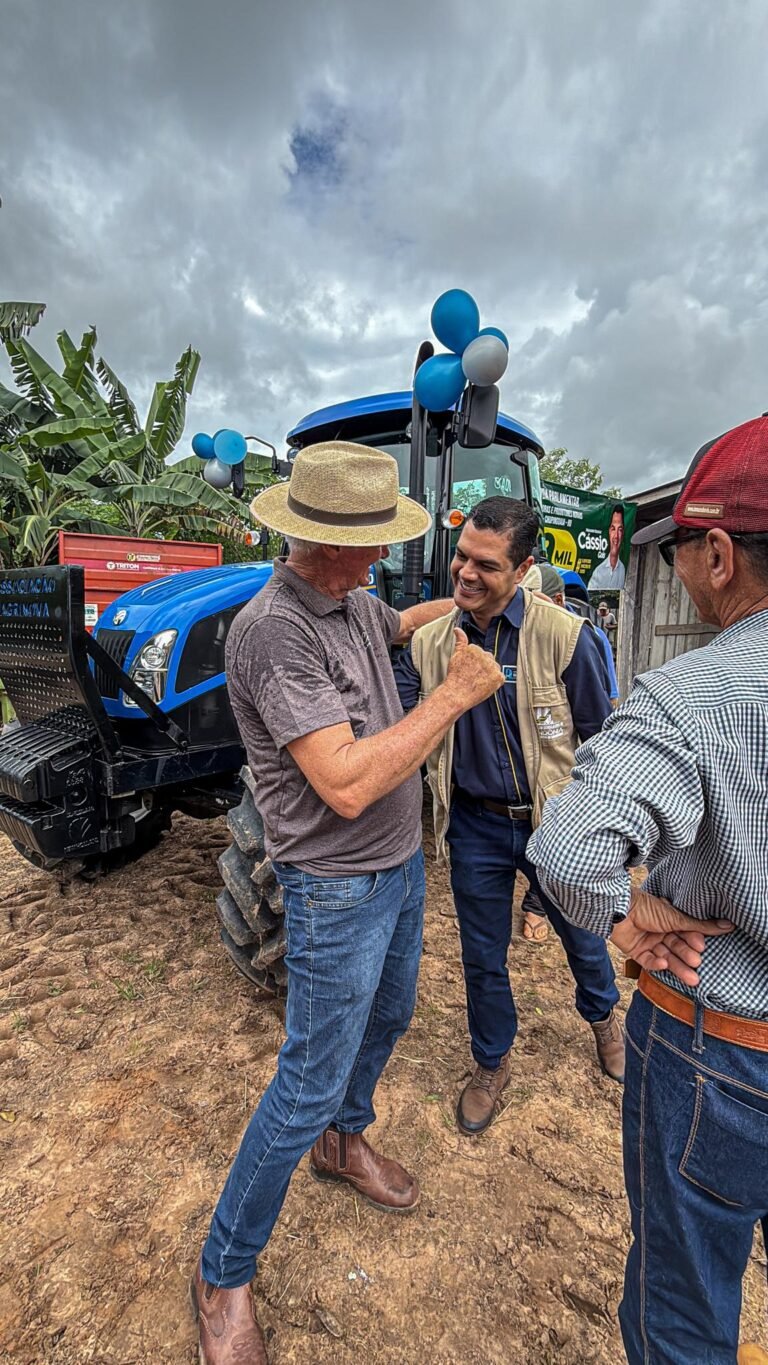 Deputado Cássio Gois entrega trator para Associação de produtores rurais em Chupinguaia 12 Deputado Cássio Gois entrega trator para Associação de produtores rurais em Chupinguaia