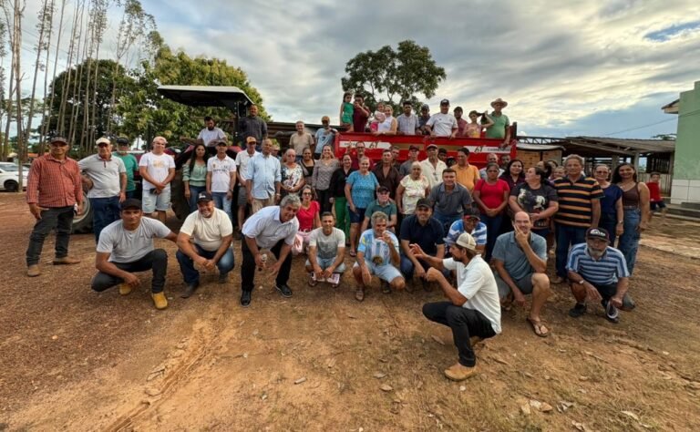 Produtores da Linha 13 de Alvorada recebem trator, carretinha e biodigestores com apoio de Cláudia de Jesus 3 Produtores da Linha 13 de Alvorada recebem trator, carretinha e biodigestores com apoio de Cláudia de Jesus