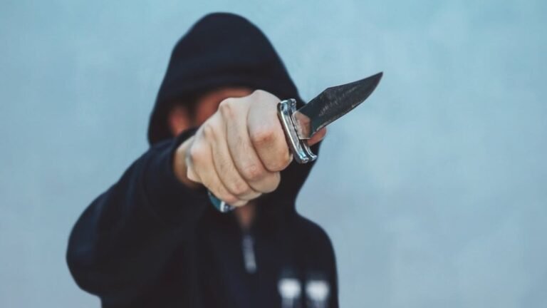Gari é esfaqueado e assaltado por bando durante tentativa de latrocínio na Zona Leste de Porto Velho 17 Gari é esfaqueado e assaltado por bando durante tentativa de latrocínio na Zona Leste de Porto Velho