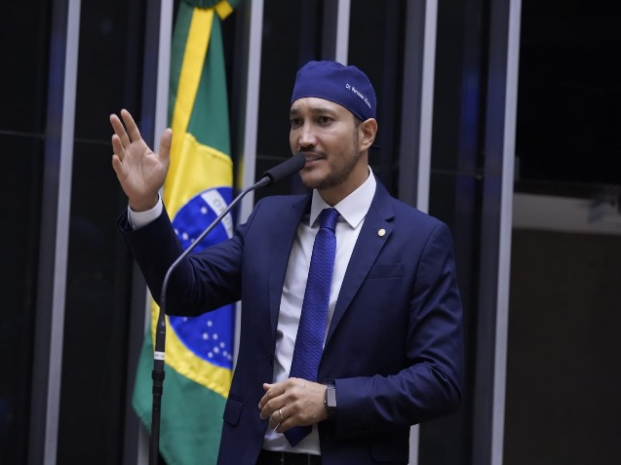 PROTEÇÃO - Lei de Fernando Máximo autoriza meninas a portarem armas não letais 18 PROTEÇÃO - Lei de Fernando Máximo autoriza meninas a portarem armas não letais