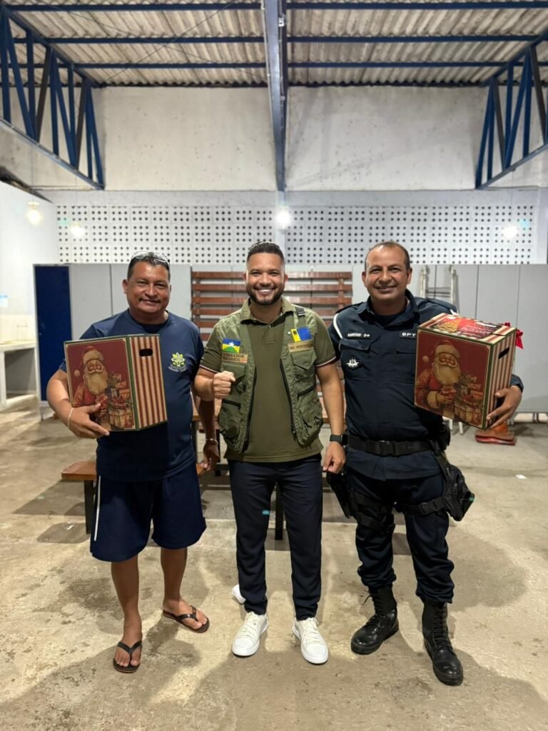 Vereador Fernando Silva entrega kits de Natal a policiais e bombeiros militares de serviço em Porto Velho 6 Vereador Fernando Silva entrega kits de Natal a policiais e bombeiros militares de serviço em Porto Velho