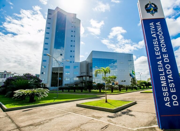 DECRETO LEGISLATIVO —Lei que obriga mudança de unidade socioeducativa do lado de escola é publicada 9 DECRETO LEGISLATIVO —Lei que obriga mudança de unidade socioeducativa do lado de escola é publicada