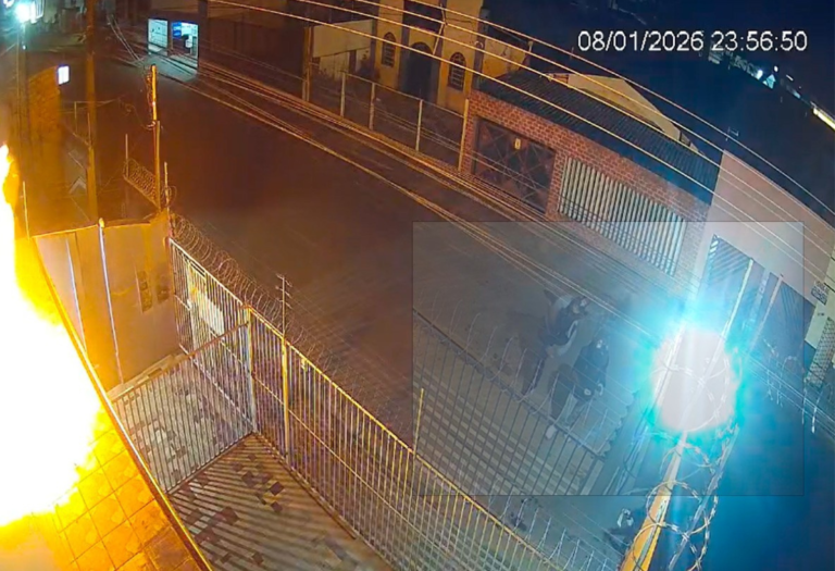 Vídeo: criminosos atacam prédio da Brasil Digital com coquetel molotov na capital 18 Vídeo: criminosos atacam prédio da Brasil Digital com coquetel molotov na capital