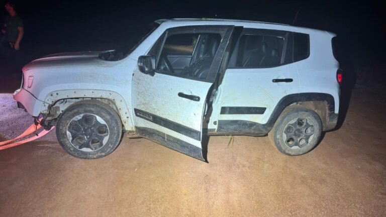 Motorista tenta escapar de abordagem e é preso com carro que seria levado à Bolívia 15 Motorista tenta escapar de abordagem e é preso com carro que seria levado à Bolívia