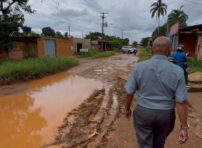 Pastor Evanildo visita Rua Airton Sena e cobra melhorias para via principal do bairro 3 Pastor Evanildo visita Rua Airton Sena e cobra melhorias para via principal do bairro
