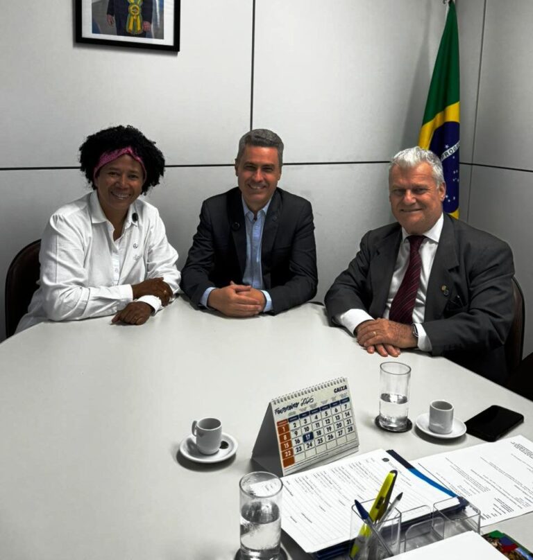 Deputada Sílvia Cristina recebe a garantia de que seguro-defeso será pago neste mês de fevereiro 3 Deputada Sílvia Cristina recebe a garantia de que seguro-defeso será pago neste mês de fevereiro