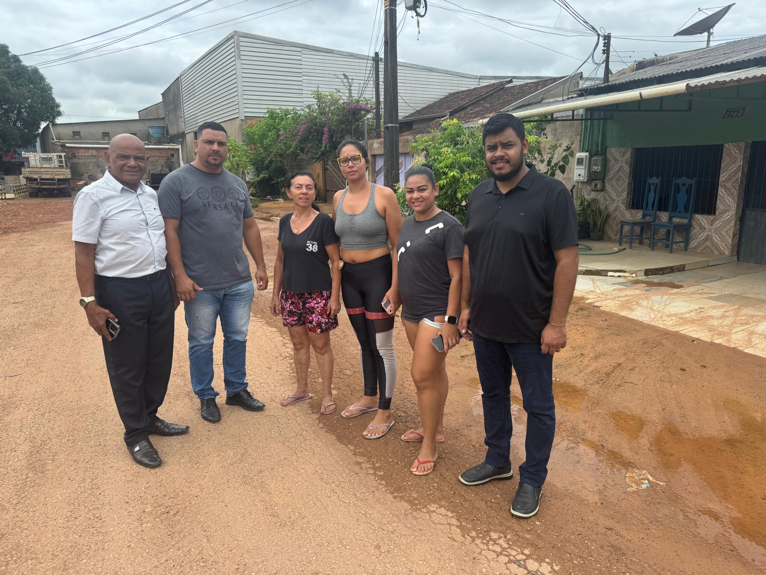 Vereador Pastor Evanildo visita Rua Melancia e cobra desobstrução de bocas de lobo no bairro Cohab