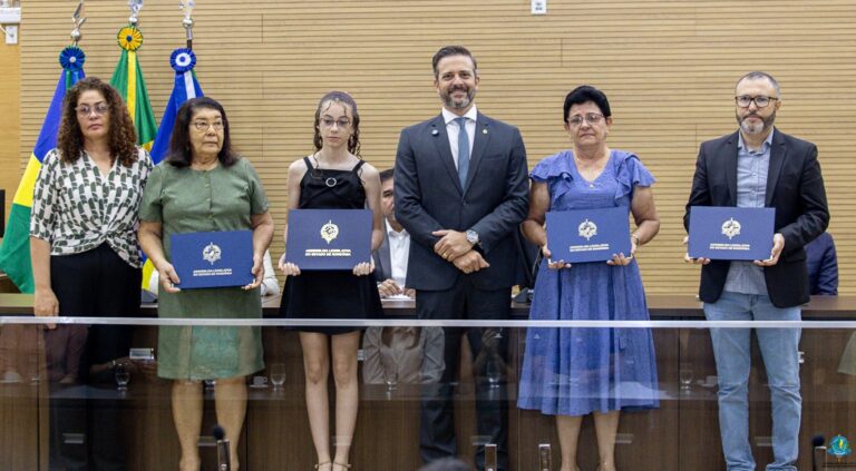 Deputado Delegado Lucas conduz sessão solene com títulos honoríficos in memoriam e homenagem à equipe da AMI 5 Deputado Delegado Lucas conduz sessão solene com títulos honoríficos in memoriam e homenagem à equipe da AMI