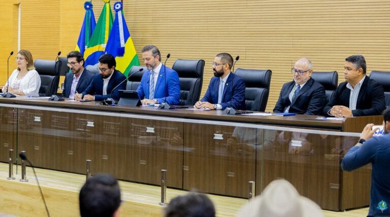 Deputado Delegado Lucas realiza sessão de homenagens a oficiais de Justiça e entrega títulos honoríficos 4 Deputado Delegado Lucas realiza sessão de homenagens a oficiais de Justiça e entrega títulos honoríficos