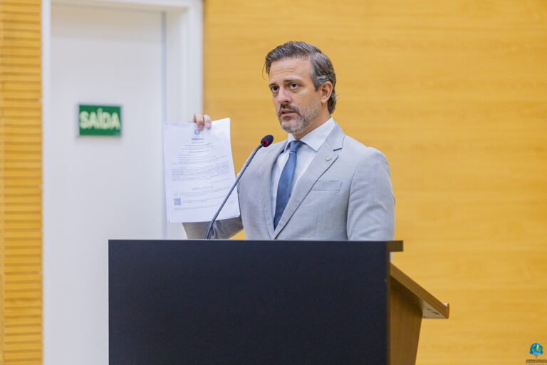 Em Plenário, deputado Delegado Lucas anuncia contratação para reconstrução do pátio da Escola Buriti 12 Em Plenário, deputado Delegado Lucas anuncia contratação para reconstrução do pátio da Escola Buriti