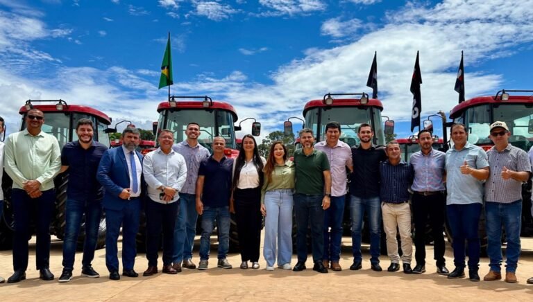 Cristiane Lopes fortalece a infraestrutura e a agricultura com entrega histórica de maquinários em Rondônia 16 Cristiane Lopes fortalece a infraestrutura e a agricultura com entrega histórica de maquinários em Rondônia