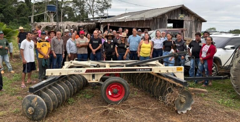 Cláudia de Jesus destina grade aradora de R$ 55 mil para produtores em Buritis 4 Cláudia de Jesus destina grade aradora de R$ 55 mil para produtores em Buritis