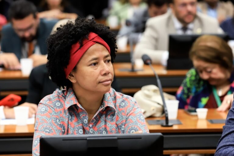 Deputada Sílvia Cristina intercede e Ministério retoma portarias de revisão do enquadramento 12 Deputada Sílvia Cristina intercede e Ministério retoma portarias de revisão do enquadramento