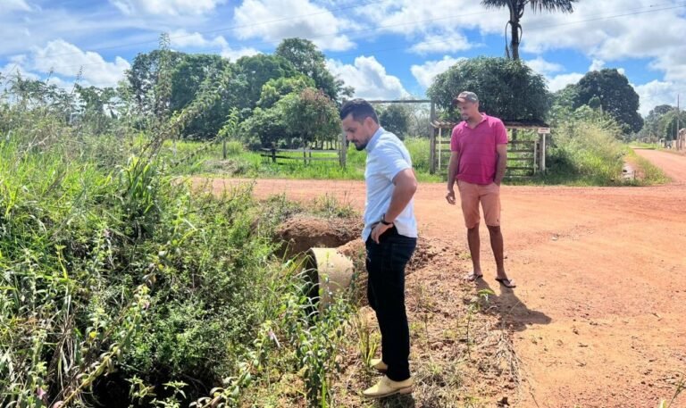 Vereador Dr. Gilber solicita à SEINFRA urgência na limpeza dos canais de drenagem no setor chacareiro do Jardim Santana 18 Vereador Dr. Gilber solicita à SEINFRA urgência na limpeza dos canais de drenagem no setor chacareiro do Jardim Santana