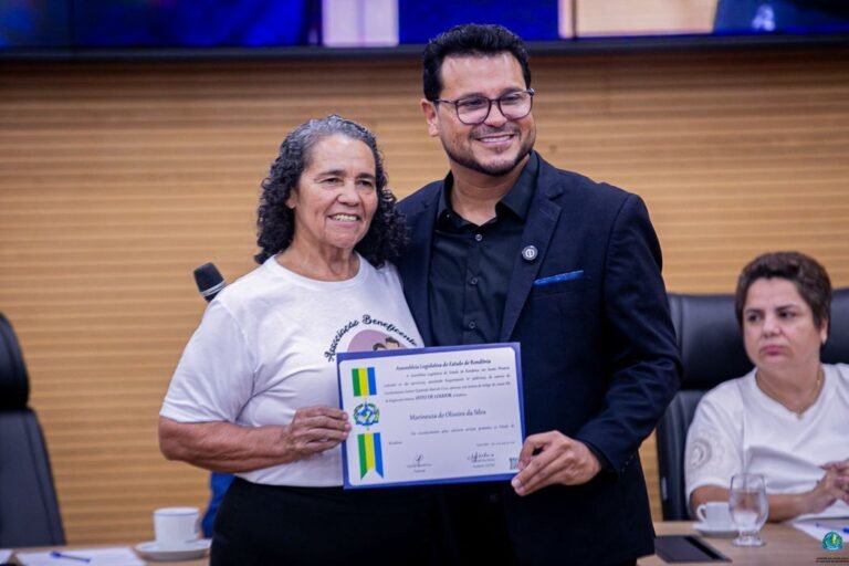 Deputado Marcelo Cruz homenageia colaboradores da Caravana Colo de Mãe na ALE-RO 16 Deputado Marcelo Cruz homenageia colaboradores da Caravana Colo de Mãe na ALE-RO