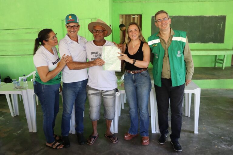 Cláudia de Jesus e Incra entregam 36 títulos rurais no Setor Chacareiro do Aeroporto em Ji-Paraná 4 Cláudia de Jesus e Incra entregam 36 títulos rurais no Setor Chacareiro do Aeroporto em Ji-Paraná