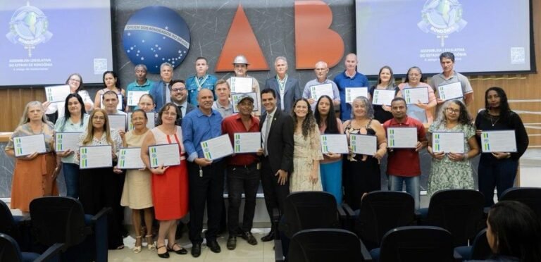 Sessão solene homenageia agentes de saúde, agentes de endemias e personalidades em Rondônia 14 Sessão solene homenageia agentes de saúde, agentes de endemias e personalidades em Rondônia