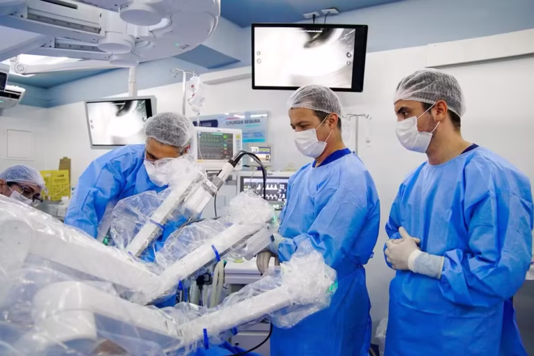 Cirurgia de próstata com auxílio de robô é realizada pela primeira vez em RO 3 Cirurgia de próstata com auxílio de robô é realizada pela primeira vez em RO