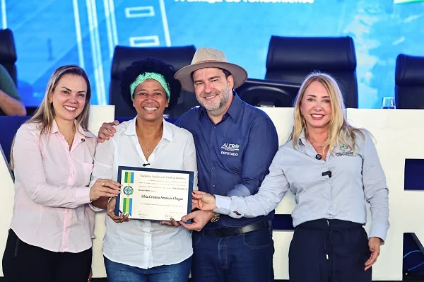 Sílvia Cristina recebe homenagem na Assembleia Legislativa, em reconhecimento ao seu trabalho 5 Sílvia Cristina recebe homenagem na Assembleia Legislativa, em reconhecimento ao seu trabalho