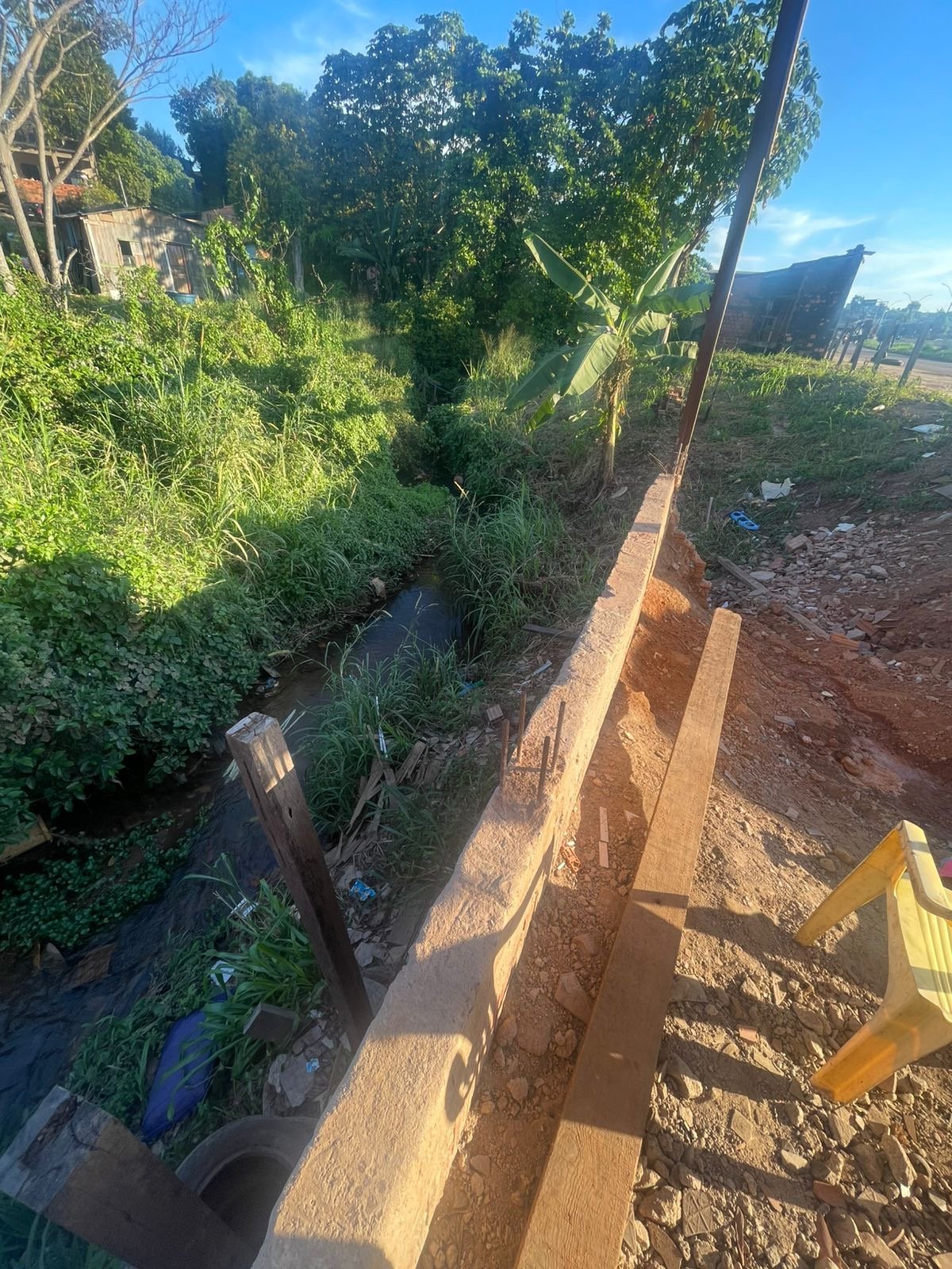 5f67b37f-a827-4862-85f9-13ec2fc7d06a Pastor Evanildo solicita limpeza e desobstrução de córrego no bairro Floresta para evitar alagamentos e riscos à saúde