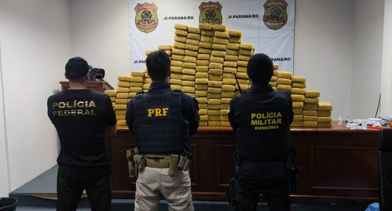 PM apreende maconha na RO-481 após perseguição 16 PM apreende maconha na RO-481 após perseguição