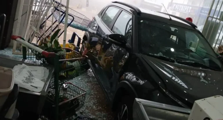 Carro invade supermercado e assusta clientes em RO 2 Carro invade supermercado e assusta clientes em RO