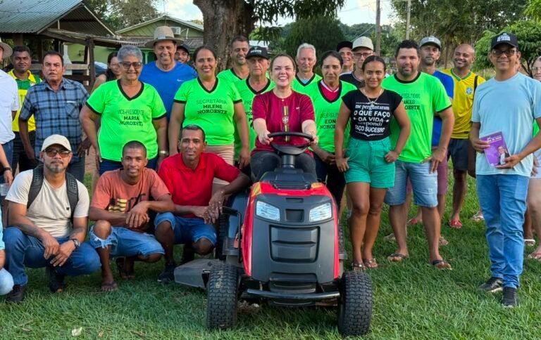 Cláudia de Jesus entrega trator cortador de grama de R$ 30 mil em São Miguel do Guaporé 7 Cláudia de Jesus entrega trator cortador de grama de R$ 30 mil em São Miguel do Guaporé