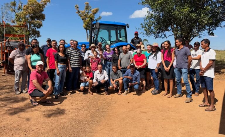 Cláudia de Jesus participa da entrega de trator para Associação Rota 153, em Ji-Paraná 11 Cláudia de Jesus participa da entrega de trator para Associação Rota 153, em Ji-Paraná