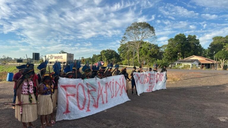 Manifestação de indígenas interrompe tráfego na BR-364 em Cacoal 15 Manifestação de indígenas interrompe tráfego na BR-364 em Cacoal
