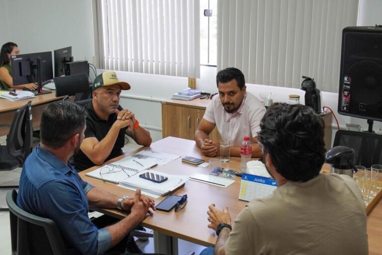 Vereador Dr Gilber e presidente da Emdur se reúnem para tratar da iluminação pública no Ramal Uberaba 12 Vereador Dr Gilber e presidente da Emdur se reúnem para tratar da iluminação pública no Ramal Uberaba