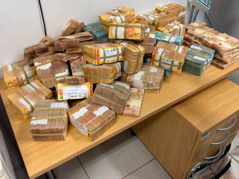 PF apreende R$ 2 milhões em dinheiro após saque em Porto Velho; seguranças fugiram 11 PF apreende R$ 2 milhões em dinheiro após saque em Porto Velho; seguranças fugiram