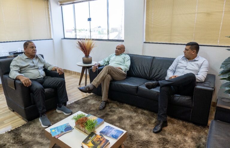 Pastor Evanildo reforça diálogo com comunidades e lideranças durante visitas a São Francisco do Guaporé e Ji-Paraná 6 Pastor Evanildo reforça diálogo com comunidades e lideranças durante visitas a São Francisco do Guaporé e Ji-Paraná
