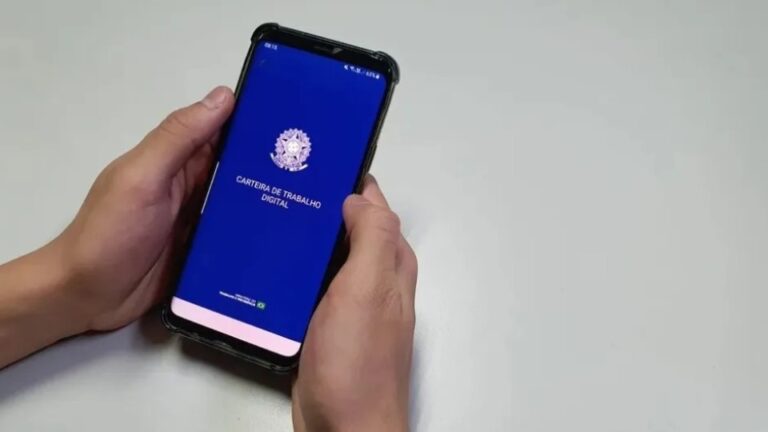 DEPOIS DA ENTREVISTA, A ESPERA — Centenas de trabalhadores de Porto Velho passam a semana olhando o celular à espera de uma ligação