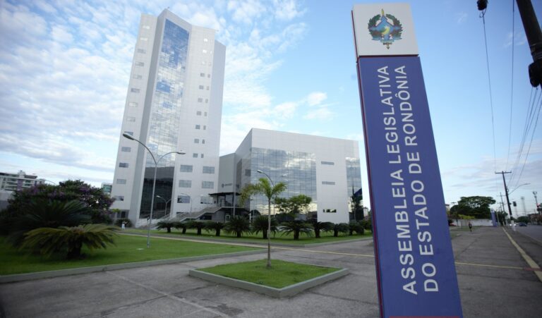 GUERRA PELO VOTO — Com 24 cadeiras em jogo, disputa pela Assembleia entra na fase em que estrutura, legenda e voto começam a fazer diferença 18 GUERRA PELO VOTO — Com 24 cadeiras em jogo, disputa pela Assembleia entra na fase em que estrutura, legenda e voto começam a fazer diferença