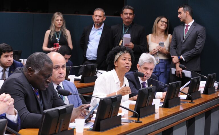 Justiça: Sílvia Cristina comemora a aprovação da PEC 47 na CCJ da Câmara 17 Justiça: Sílvia Cristina comemora a aprovação da PEC 47 na CCJ da Câmara