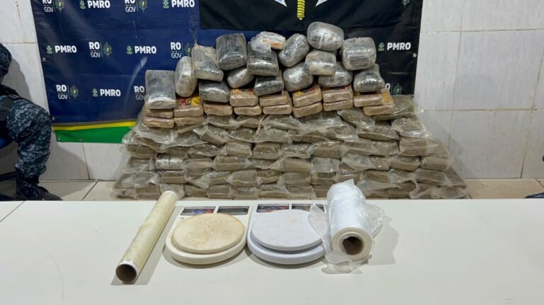Denúncia de moradores leva PM a encontrar mais de 100 kg de drogas em Porto Velho 13 Denúncia de moradores leva PM a encontrar mais de 100 kg de drogas em Porto Velho